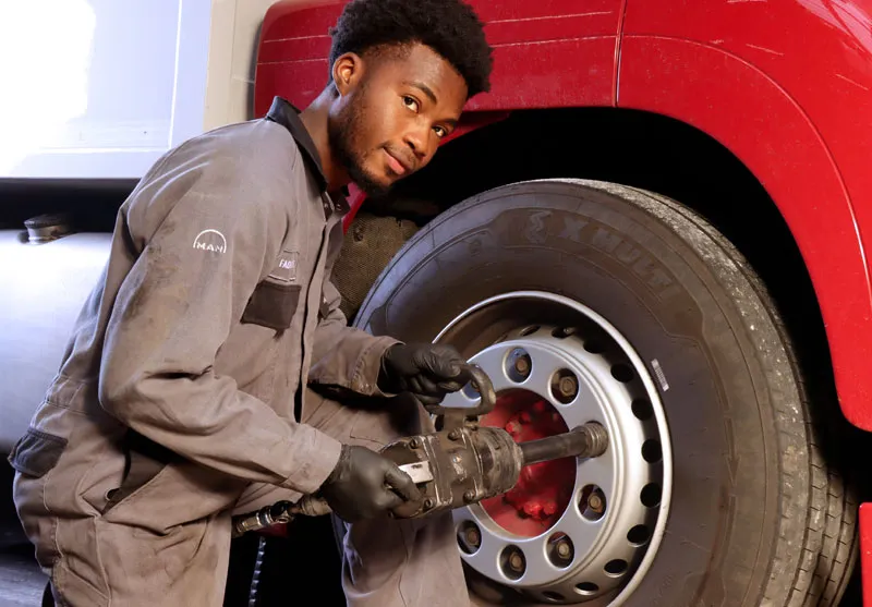 Fadja Diallo, Leerling Truckmonteur